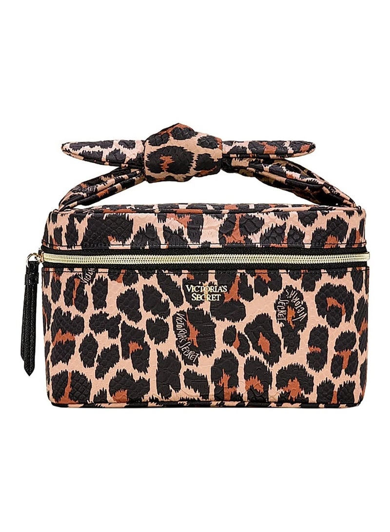 فيكتوريا سيكريت حقيبة سفر/حقيبة مستحضرات تجميل من فيكتوريا سيكرVictoria's Secret Travel Bag/Cosmetic Case with Leopard Designيت بنقشة جلد النمر - Image 1